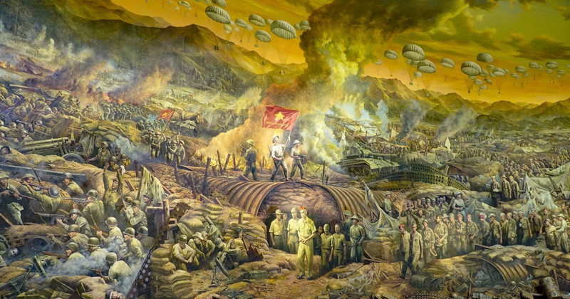 越南人民军的“决战决胜”旗帜在德卡斯特里地堡的屋顶上迎风飘扬，成功结束了奠边府战役。（图片来源：越通社）