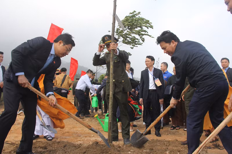 自然资源与环境部部长邓国庆参加植树活动。