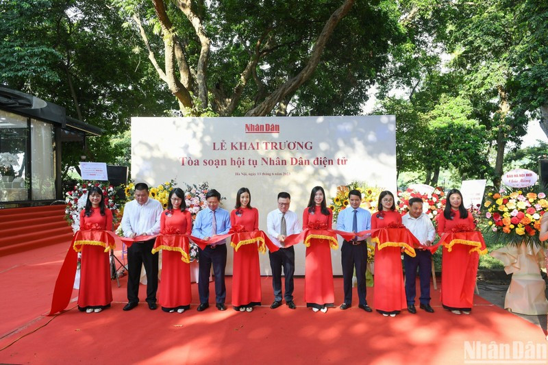 黎国明总编辑同与会代表进行剪彩仪式。