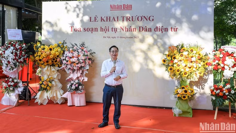 越南之声广播电台副台长范孟雄发表讲话。