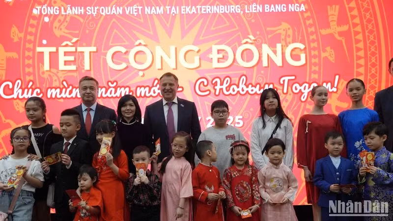 与会代表和儿童们合影。