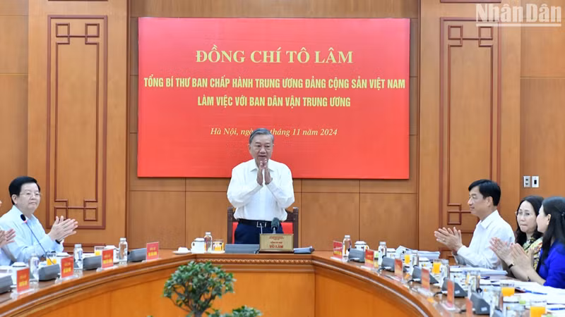 越共中央总书记苏林同中央民运部举行工作会议。