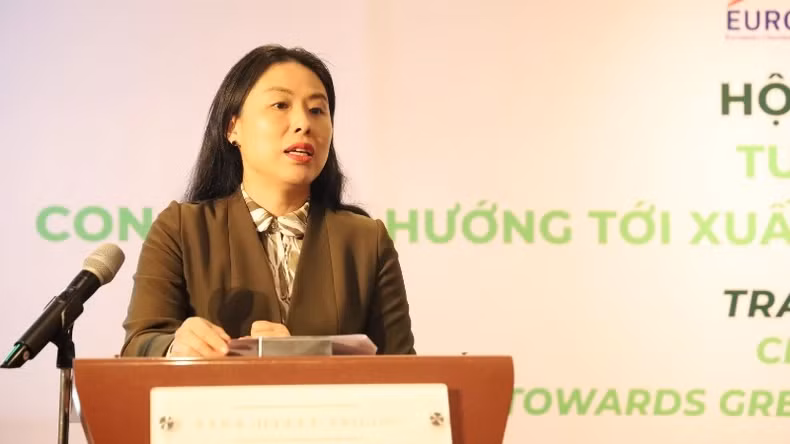 胡志明市贸易与投资促进中心副主任胡氏鹃在培训会上发言。