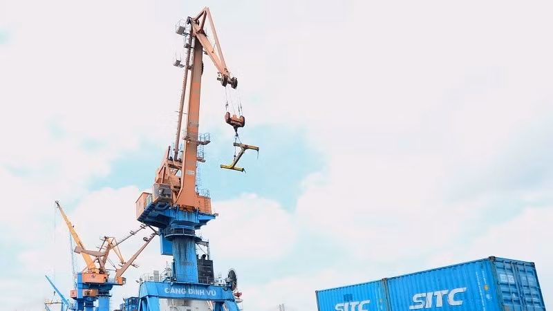 在海防港口进行货物集装箱装卸。（陈国 摄）