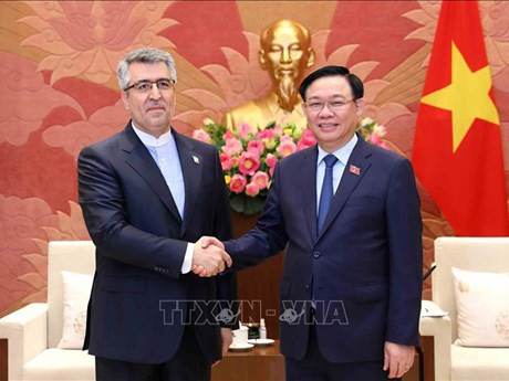 越南国会主席王廷惠2023年7月会见伊朗伊斯兰议会议长穆罕默德·巴吉尔·卡利巴夫。