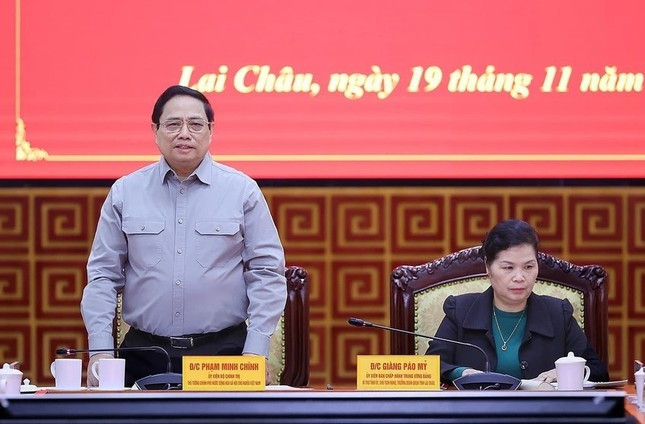 范明正总理发表讲话。