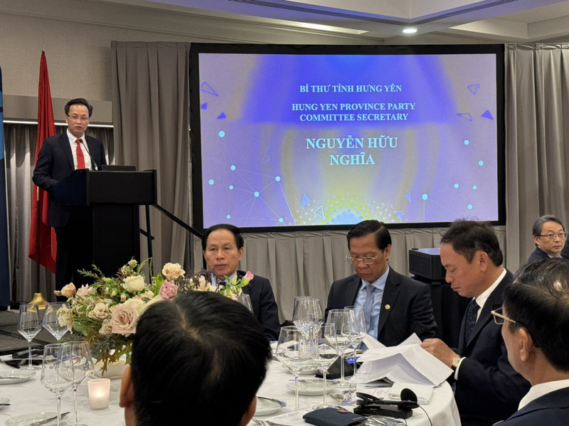 兴安省委书记阮有义解答美国投资者提出的问题。