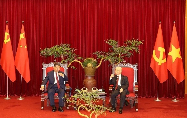 2023年12月，阮富仲总书记邀请来越访问的习近平总书记进行茶叙。