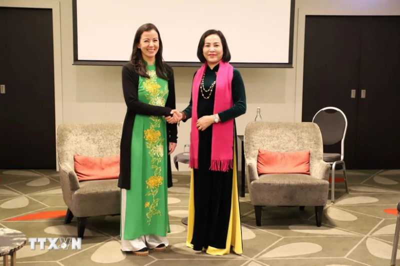 新西兰越裔女议员范氏玉兰(左)与越南国会副主席阮氏清。(图片来源:越通社)