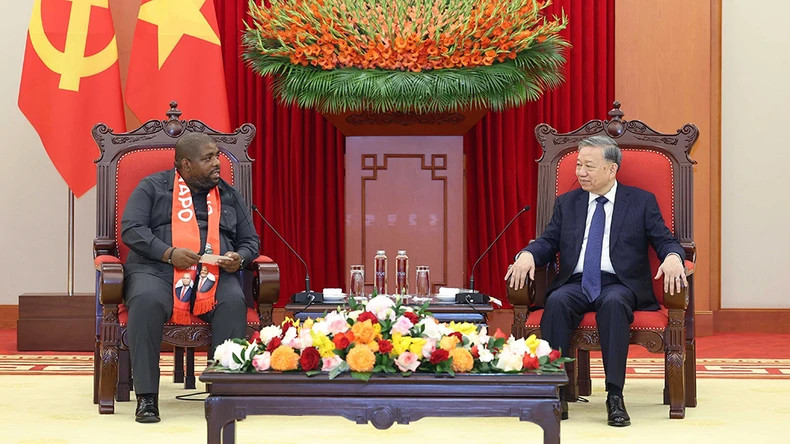 苏林总书记与莫桑比克解放阵线党总书记会晤。