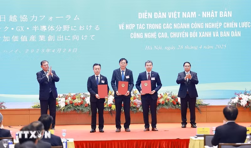 越南政府总理范明正与日本首相石破茂共同见证两国企业投资合作协议交换仪式。
