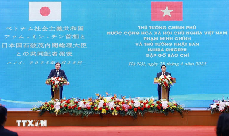 越南政府总理范明正与日本首相石破茂共同会见记者。