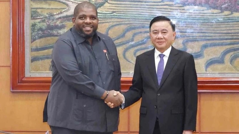 越共中央书记处常务书记陈锦绣与莫桑比克解放阵线党总书记查基尔·阿布巴卡尔举行会谈。