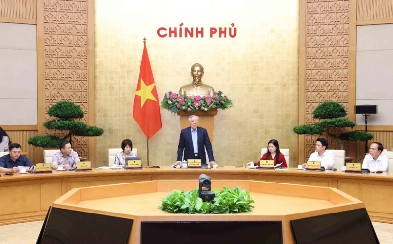 政府常务副总理阮和平就越南国际金融中心建设召开会议。