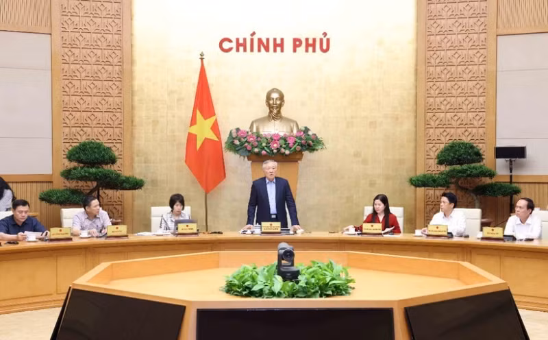 政府常务副总理阮和平就越南国际金融中心建设召开会议。