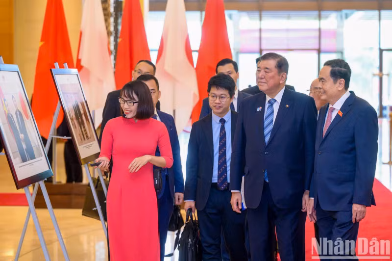 日本首相参观越日关系图片展。