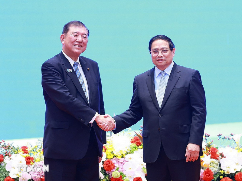 政府总理范明正与日本首相石破茂出席越日战略产业合作论坛。