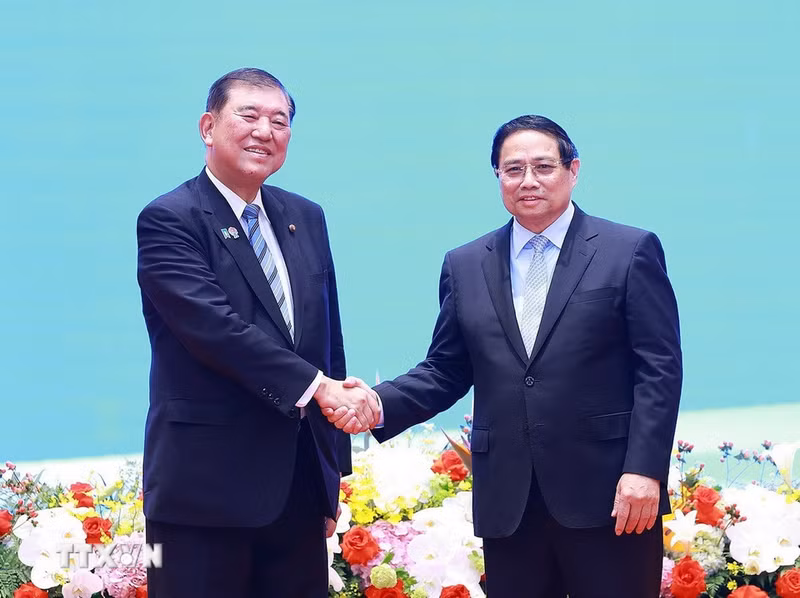 政府总理范明正与日本首相石破茂出席越日战略产业合作论坛。