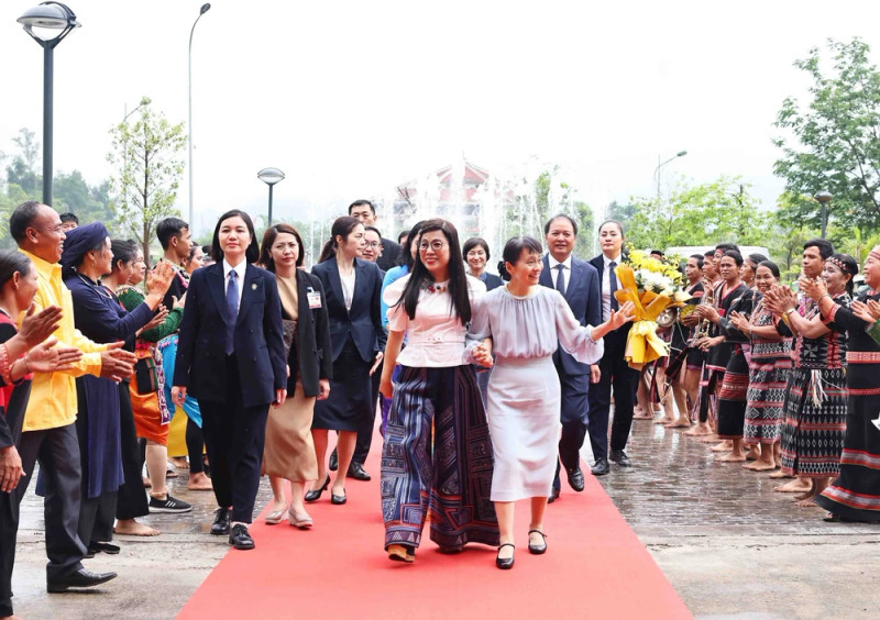 越南政府总理夫人和日本首相夫人参观越南各民族文化旅游村。