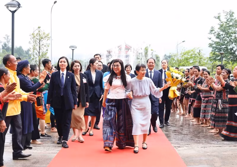 越南政府总理夫人和日本首相夫人参观越南各民族文化旅游村。