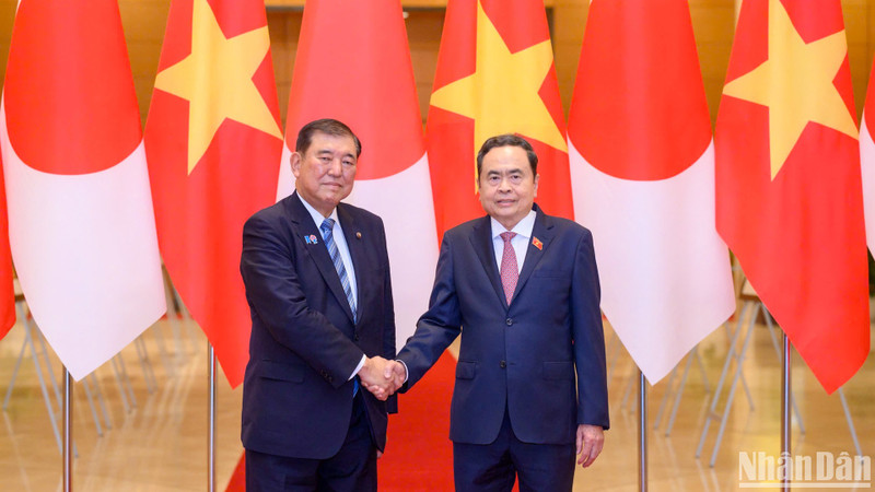 越南国会主席陈青敏会见日本首相石破茂。
