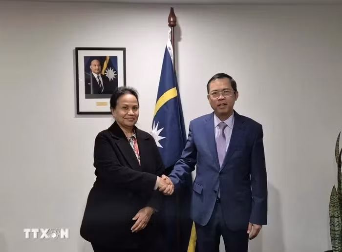 越南驻澳大利亚大使范雄心礼节性拜会瑙鲁共和国驻澳大利亚高级专员卡米拉·所罗门。