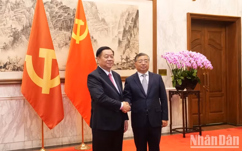 阮重义同志与中共中央政治局委员、中央宣传部部长李书磊握手。