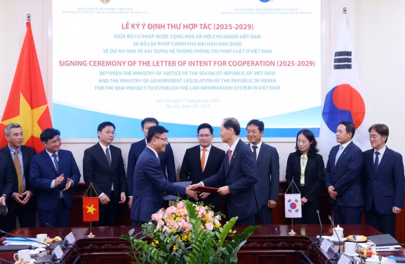 双方签署越南司法部与韩国政府立法部之间关于建立越南法律信息系统的合作意向书。