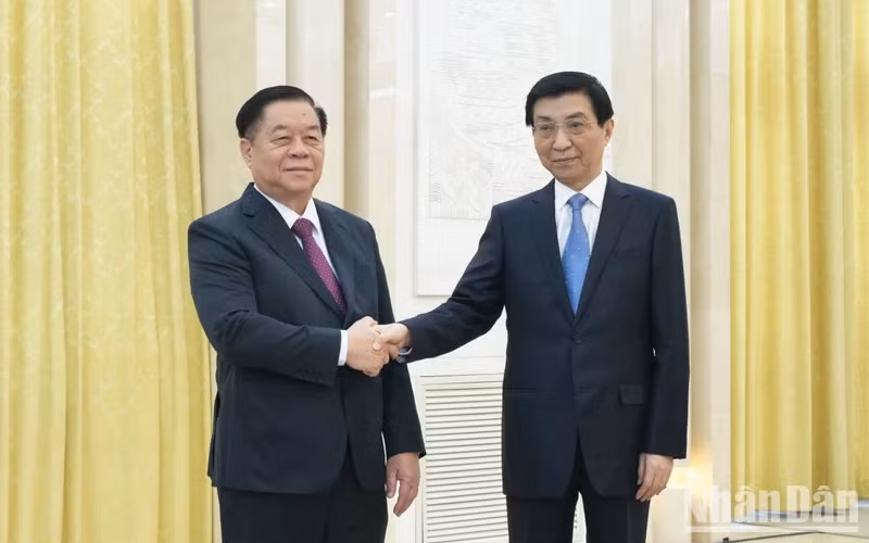 越共中央政治局委员、中央书记处书记、中央宣教部部长阮重义与中共中央政治局常委、中国全国政协主席王沪宁握手。