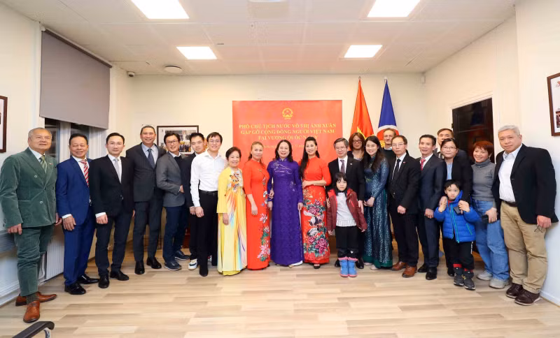 越南国家副主席武氏映春同使馆干部人员和旅挪越南人代表合影。 越南国家副主席武氏映春同使馆干部人员和旅挪越南人代表合影。