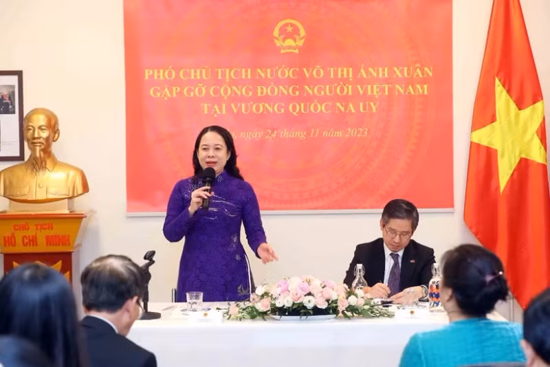 越南国家副主席武氏映春与旅挪越南人举行见面会