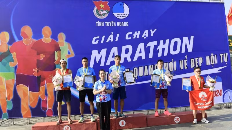 组委会为跑完21公里的男运动员颁奖。