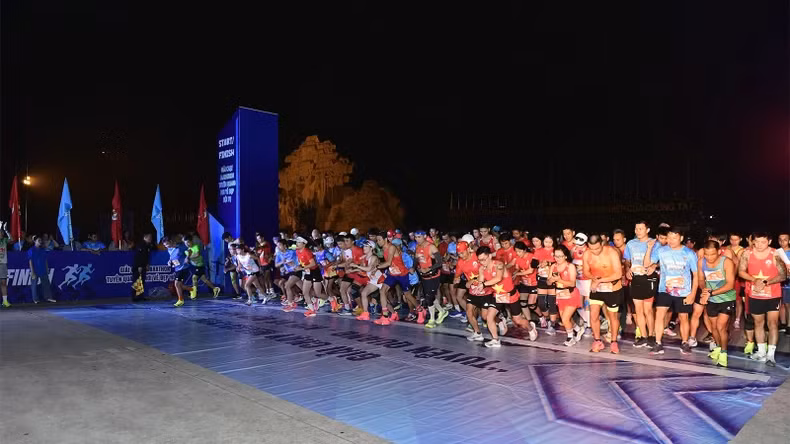 近1500名人汇聚“宣光——美丽汇聚”马拉松赛，参加21公里跑的跑者。