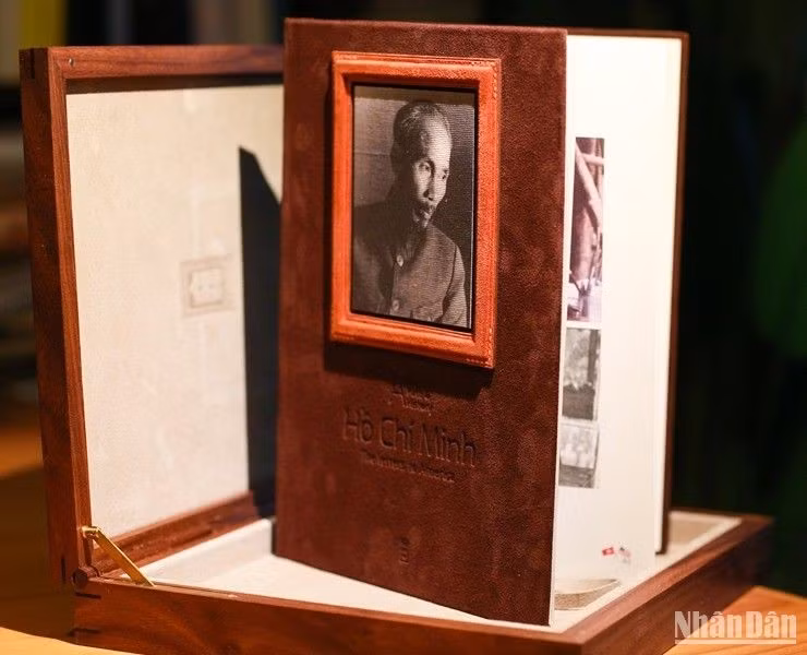 《一个人，一条路，一段历史：胡志明——致美国的信》一书的封面。