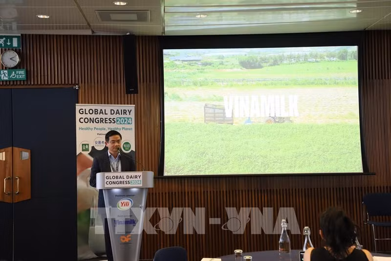 Vinamilk代表在大会上作报告。（图片来源：越通社）