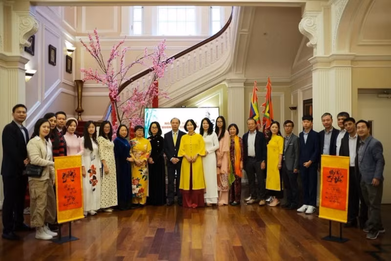 越南驻美大使阮国勇和夫人以及全体干部人员合影。