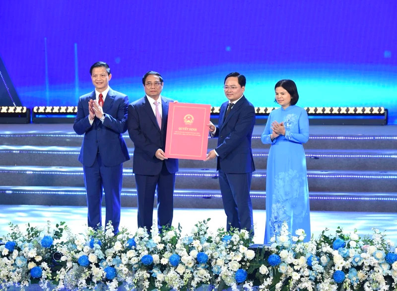 政府总理范明正向北宁省授予北宁省 2021-2030 年规划和2050年展望。