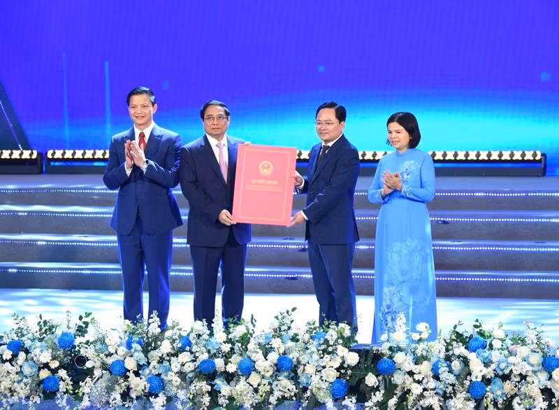 政府总理范明正向北宁省授予北宁省 2021-2030 年规划和2050年展望。