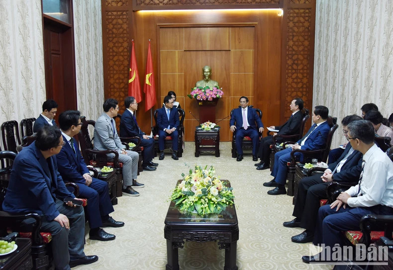 政府总理范明正会见韩国三星(越南)公司总经理崔周湖。