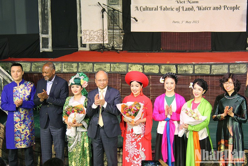 与会代表和越南木偶戏剧院的演员合影。（凯旋 摄）