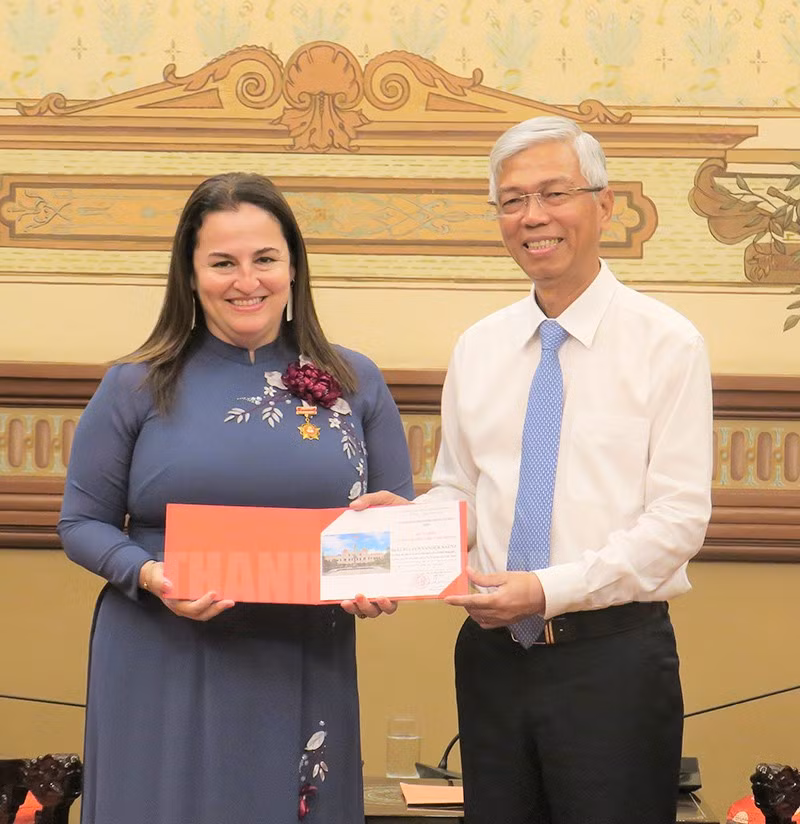 胡志明市人民委员会副主席武文欢向艾丽莎·费尔南德斯·萨恩斯女士授予了胡志明市市徽。