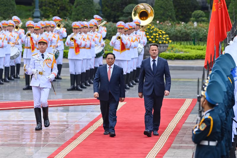 越南政府总理范明正举行仪式 欢迎卢森堡大公国首相格扎维埃·贝泰尔访越。