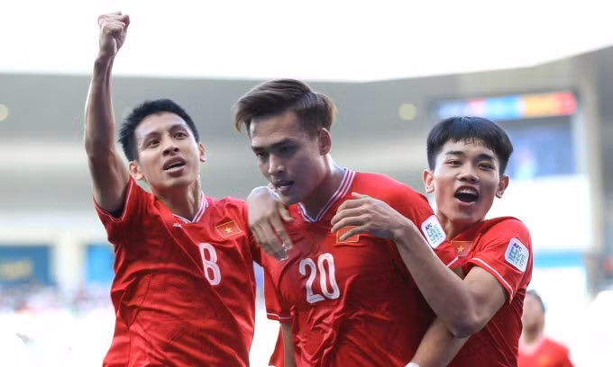 裴黄越英进球。