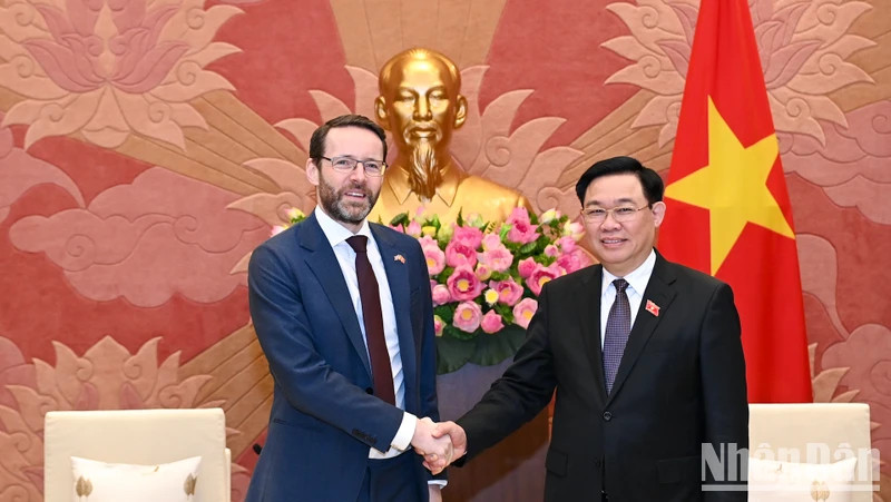 越南国会主席王廷惠会见英国驻越大使伊恩·弗鲁。