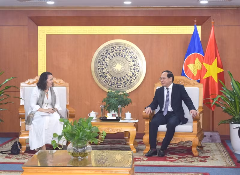 越南自然资源与环境部副部长黎功成（右）与新西兰驻越南大使特雷内德·多布森。