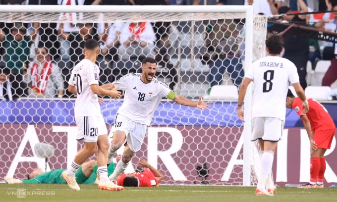 伊拉克队头号前锋侯赛因。