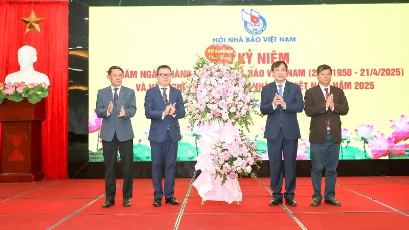 越共中央宣教与民动部领导送花篮祝贺越南新闻工作者协会成立75周年。