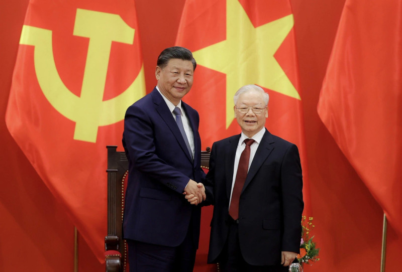 越共中央总书记阮富仲与中共中央总书记、中国国家主席习近平在共同会见越中青年和友好人士代表的活动上合影。