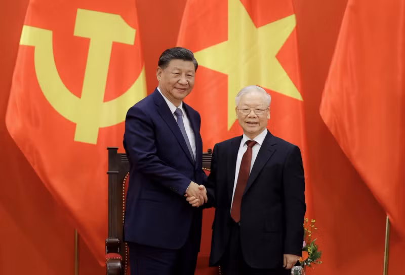 越共中央总书记阮富仲与中共中央总书记、中国国家主席习近平在共同会见越中青年和友好人士代表的活动上合影。