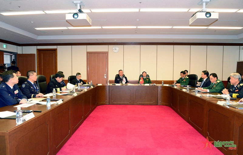 阮新疆上将与日本陆上自卫队参谋长吉田吉英大将举行会谈。（图片来源：越南人民军队报）